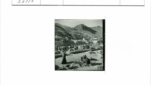 山区露天市场农产品交易场景.jpg