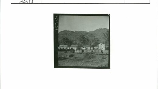 山区露天火车车厢风景.jpg