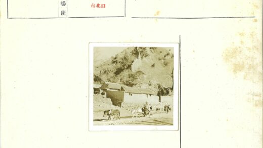 山区马车经过瓦顶建筑.jpg