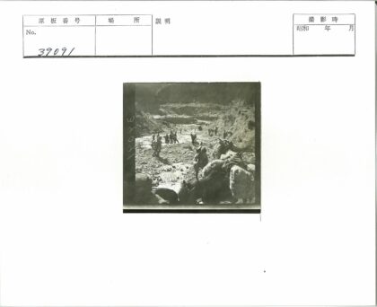 山区驮畜队伍穿越崎岖山路.jpg