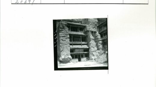 山地岩层中的多层木结构古建筑.jpg