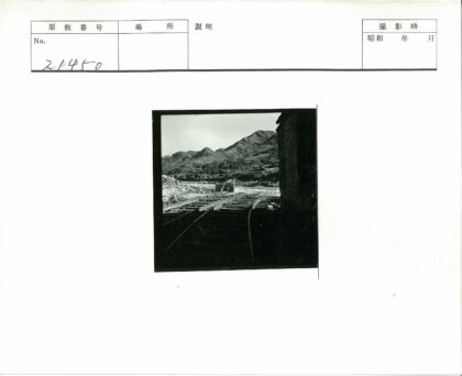 山地岩石间弯曲火车轨道.jpg