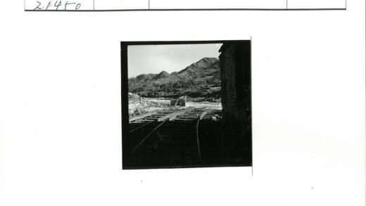 山地岩石间弯曲火车轨道.jpg
