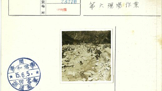 山地工人搬运圆柱形管道.jpg