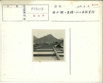 山地建筑梁施工现场材料堆放.jpg