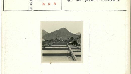 山地建筑梁施工现场材料堆放.jpg