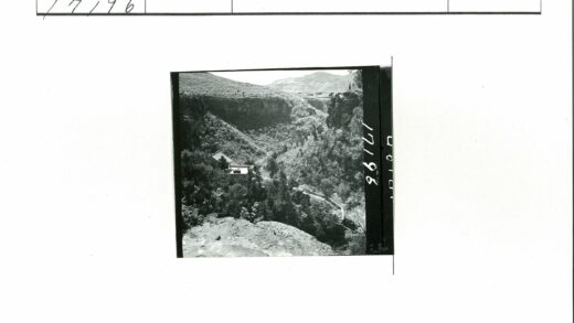 山地森林景观与露台小屋.jpg