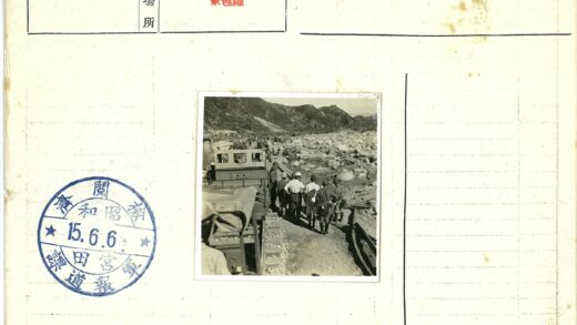 山地火车与围观人群.jpg