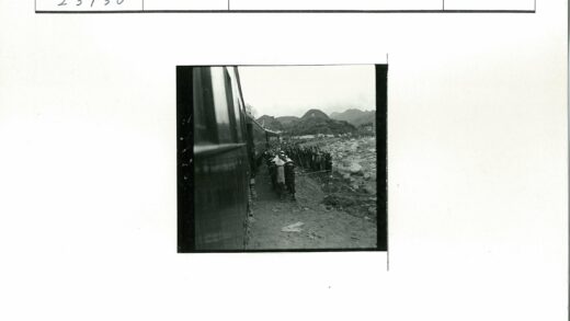 山地火车旁的人群.jpg