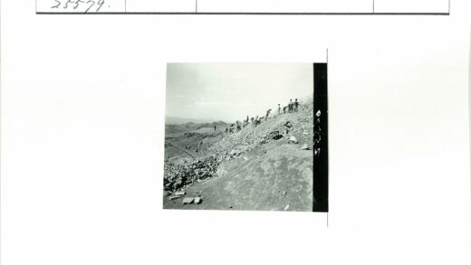 山地采石工人工作场景.jpg