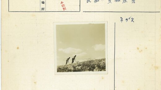山坡上两人多云天空下.jpg