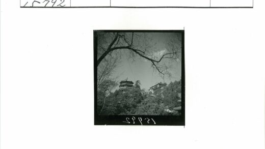 山坡上的传统多层建筑.jpg