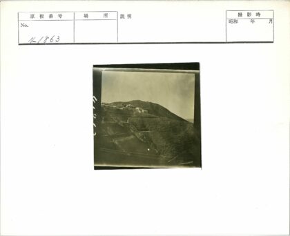 山坡上的老房子与电线.jpg