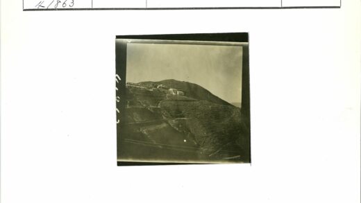 山坡上的老房子与电线.jpg