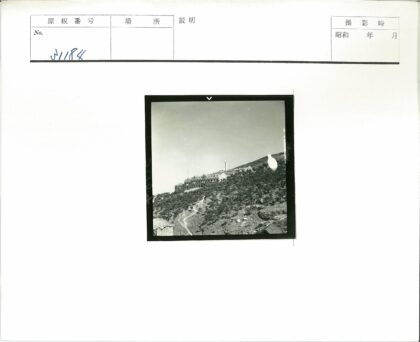 山坡上的高大建筑与自然景观.jpg