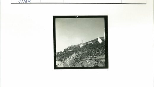 山坡上的高大建筑与自然景观.jpg