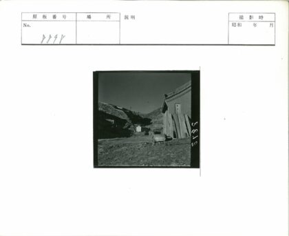 山坡传统建筑与崎岖地形景观.jpg