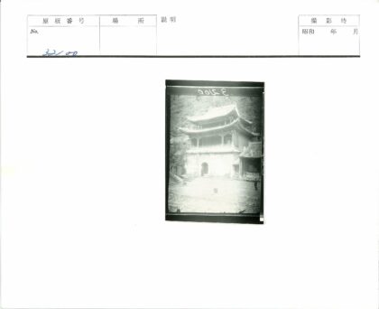 山坡古建拱门庭院人物.jpg