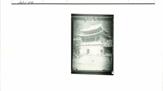 山坡古建拱门庭院人物.jpg
