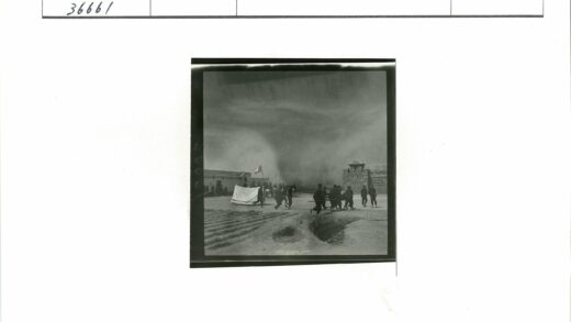 山坡古建筑群与旗帜远景.jpg