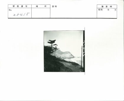 山坡土路蜿蜒小镇山水风光.jpg