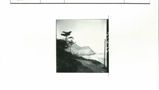 山坡土路蜿蜒小镇山水风光.jpg