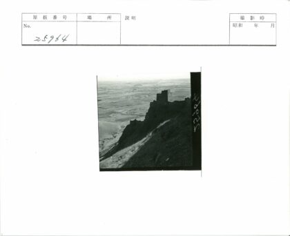 山坡城堡俯瞰田野远山.jpg