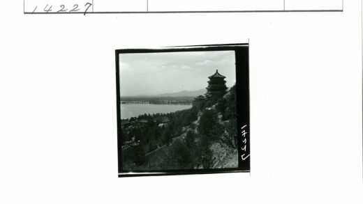 山坡塔楼俯瞰水岸长桥.jpg