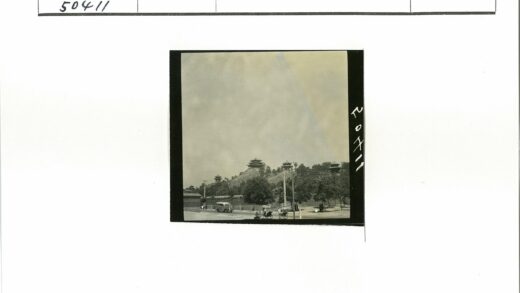 山坡宝塔与公交自行车景观.jpg