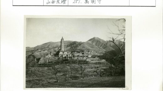 山坡宝塔与群山远景.jpg
