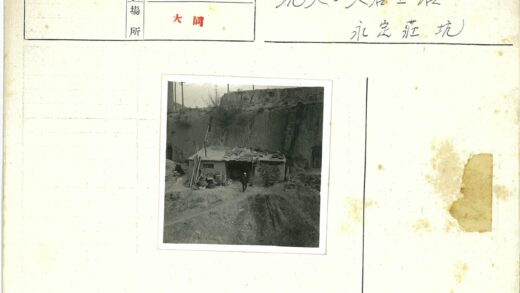 山坡小屋前的男人与杂物.jpg