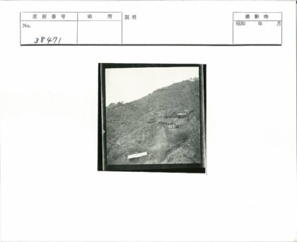 山坡小路与两座建筑景观.jpg