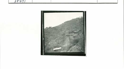 山坡小路与两座建筑景观.jpg