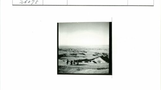 山坡小路俯瞰高原风景.jpg
