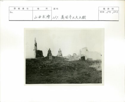 山坡废墟雕像黑白照.jpg
