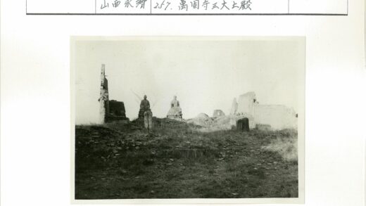 山坡废墟雕像黑白照.jpg