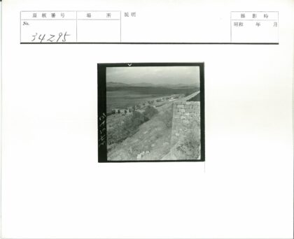 山坡建筑与远山石墙景观.jpg