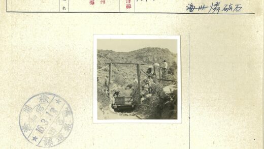 山坡木车与木桥风景.jpg