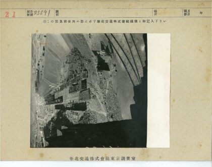 山坡机械碎片与帐篷男子.jpg
