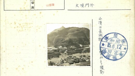 山坡村庄集市与丘陵风光.jpg