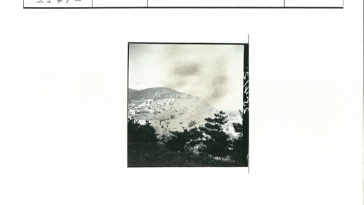 山坡松树城镇与背景小山.jpg