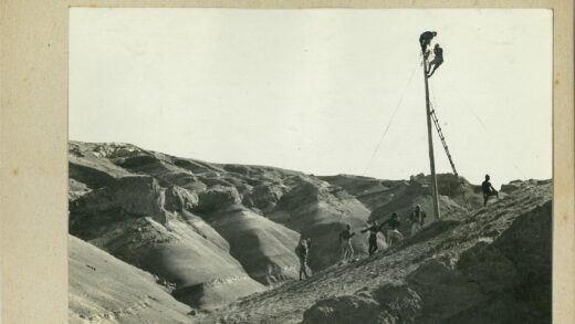 山坡梯子杆安装现场.jpg