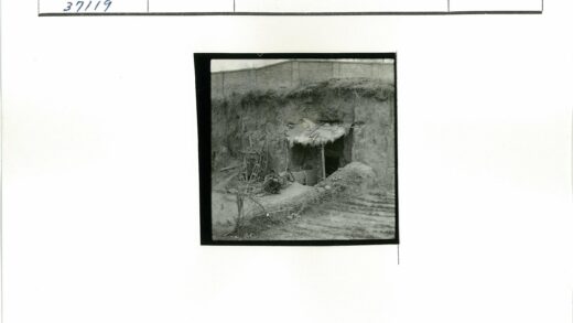 山坡棚屋与工具生活场景.jpg
