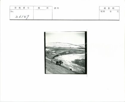 山坡河边人群与丘陵田野.jpg