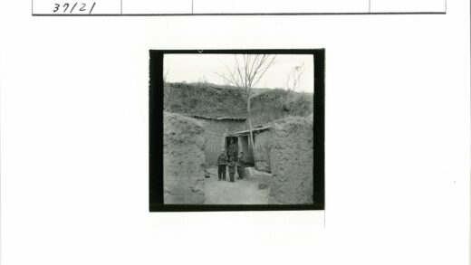 山坡泥砖房与孩子大人.jpg