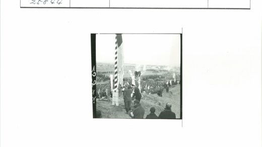 山坡火炬集会人群远瞰.jpg