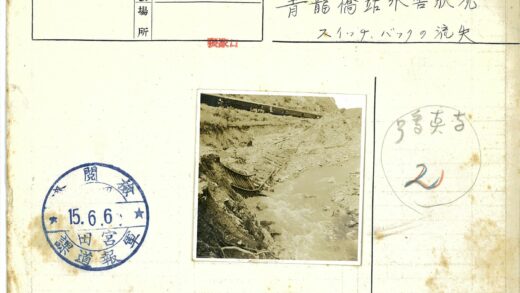 山坡火车坠河铁轨损毁.jpg