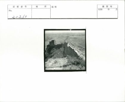山坡石墙与田野风光.jpg