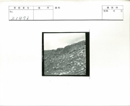 山坡石墙与草地黑白照.jpg