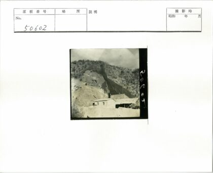 山坡石头建筑与幽暗小路.jpg